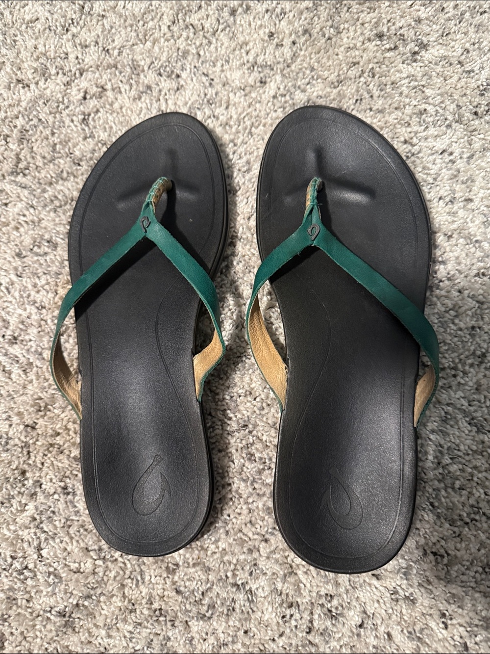 OluKai Women's Green and Black Thong Sandals